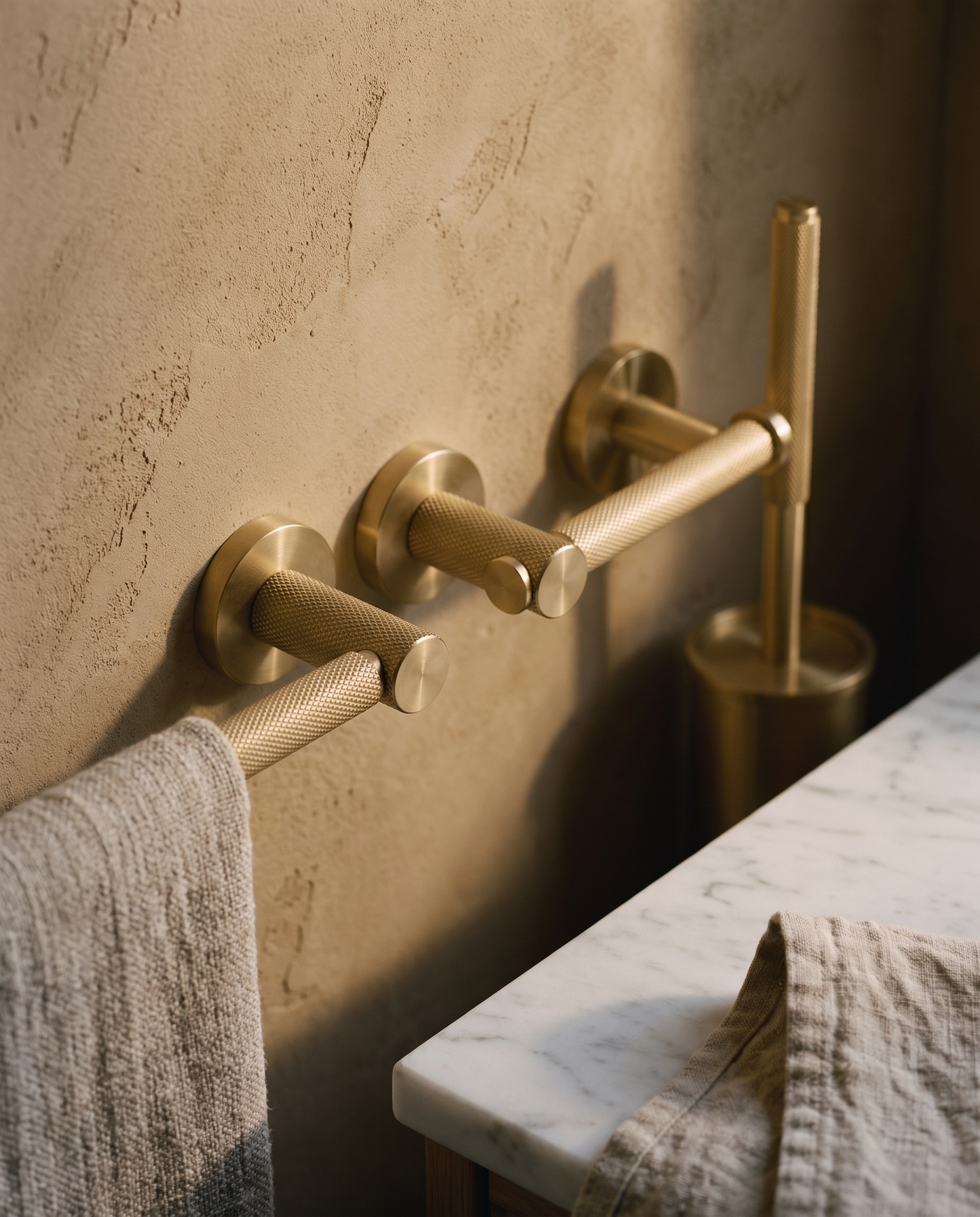 Varen Knurled Brass Bathroom Set