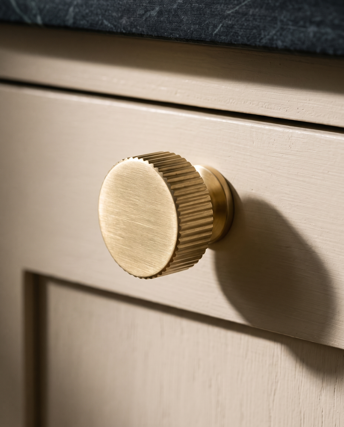 Rullo Ribbed Pedestal Knob