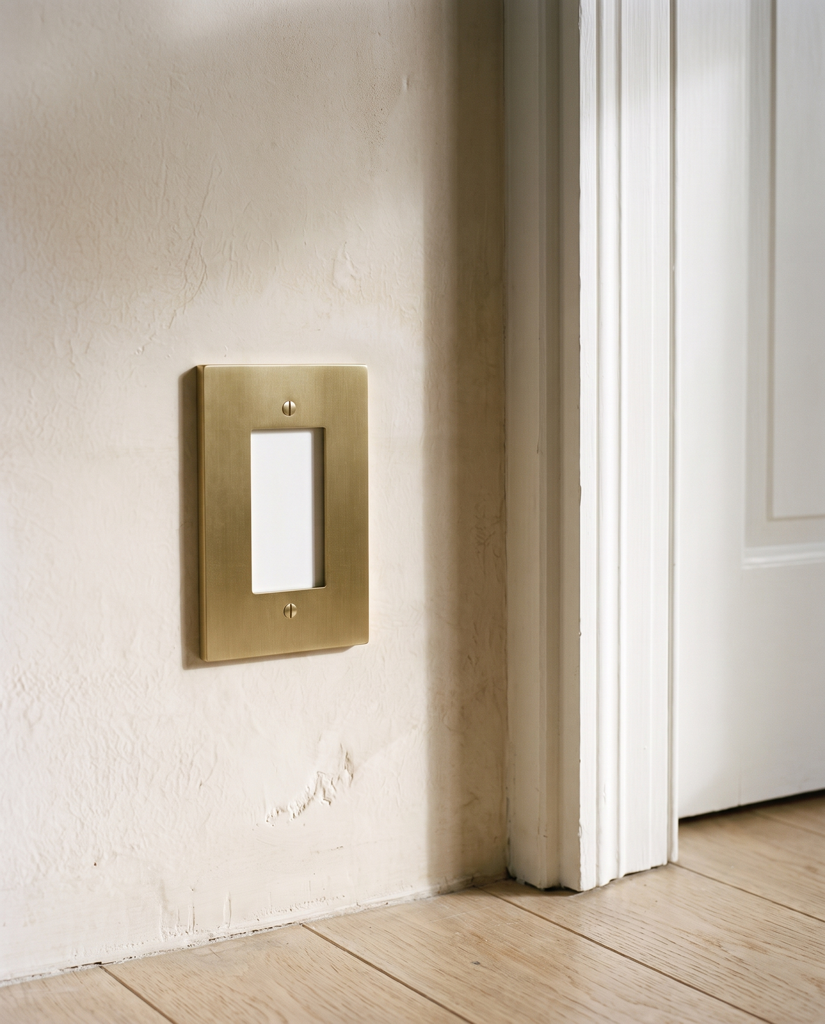 Brio Brass Plate