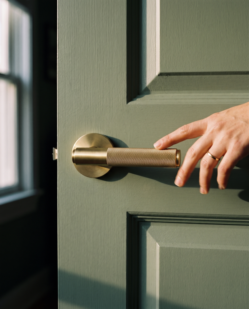 Sarto Knurled Brass Door Lever Set