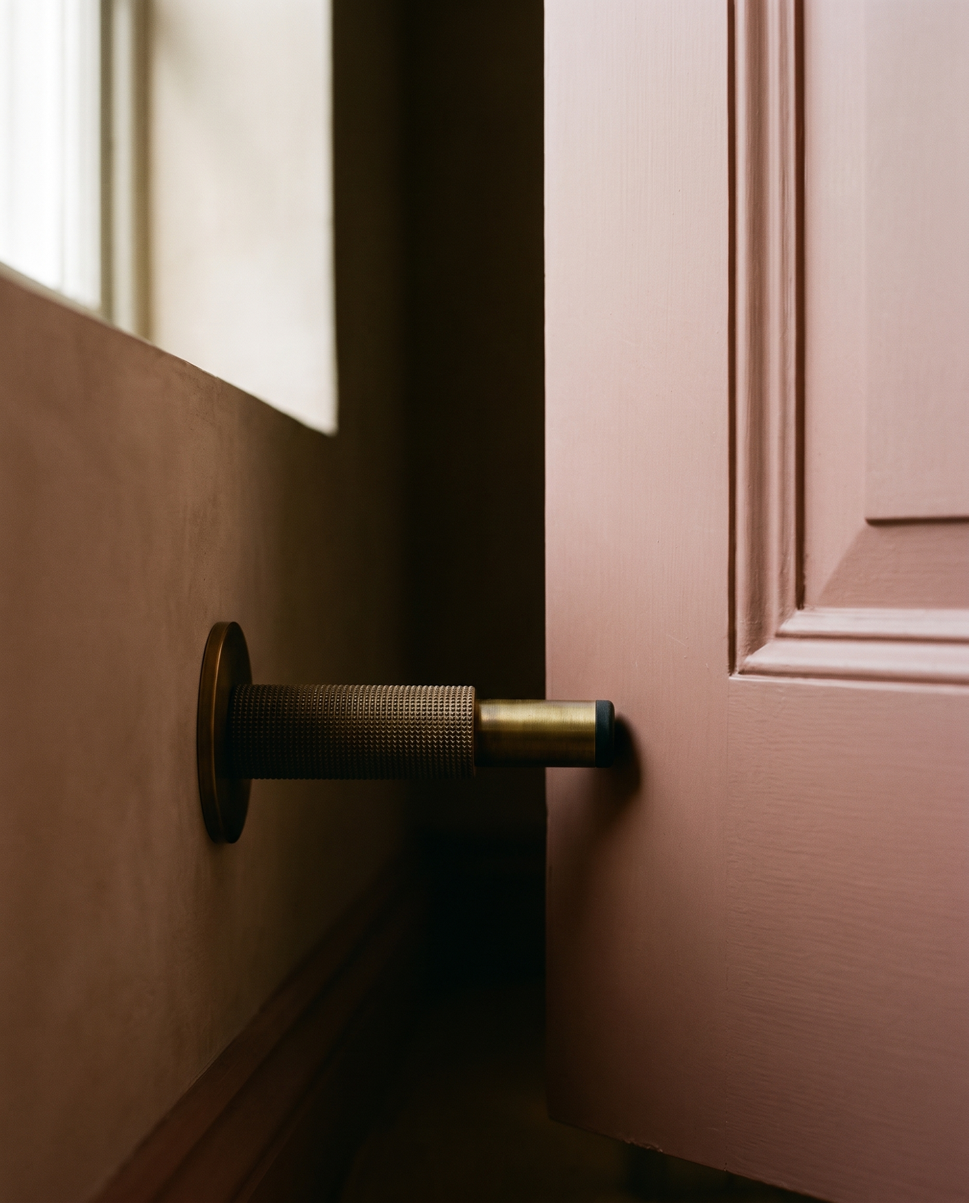 Ritmo Knurled Brass Door Stop