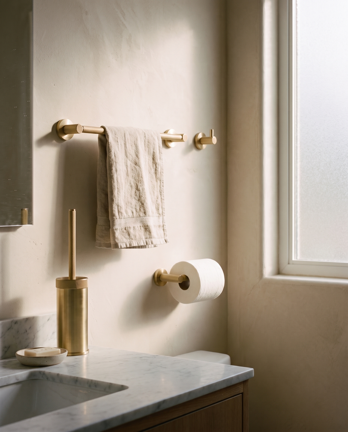 Varen Knurled Brass Bathroom Set