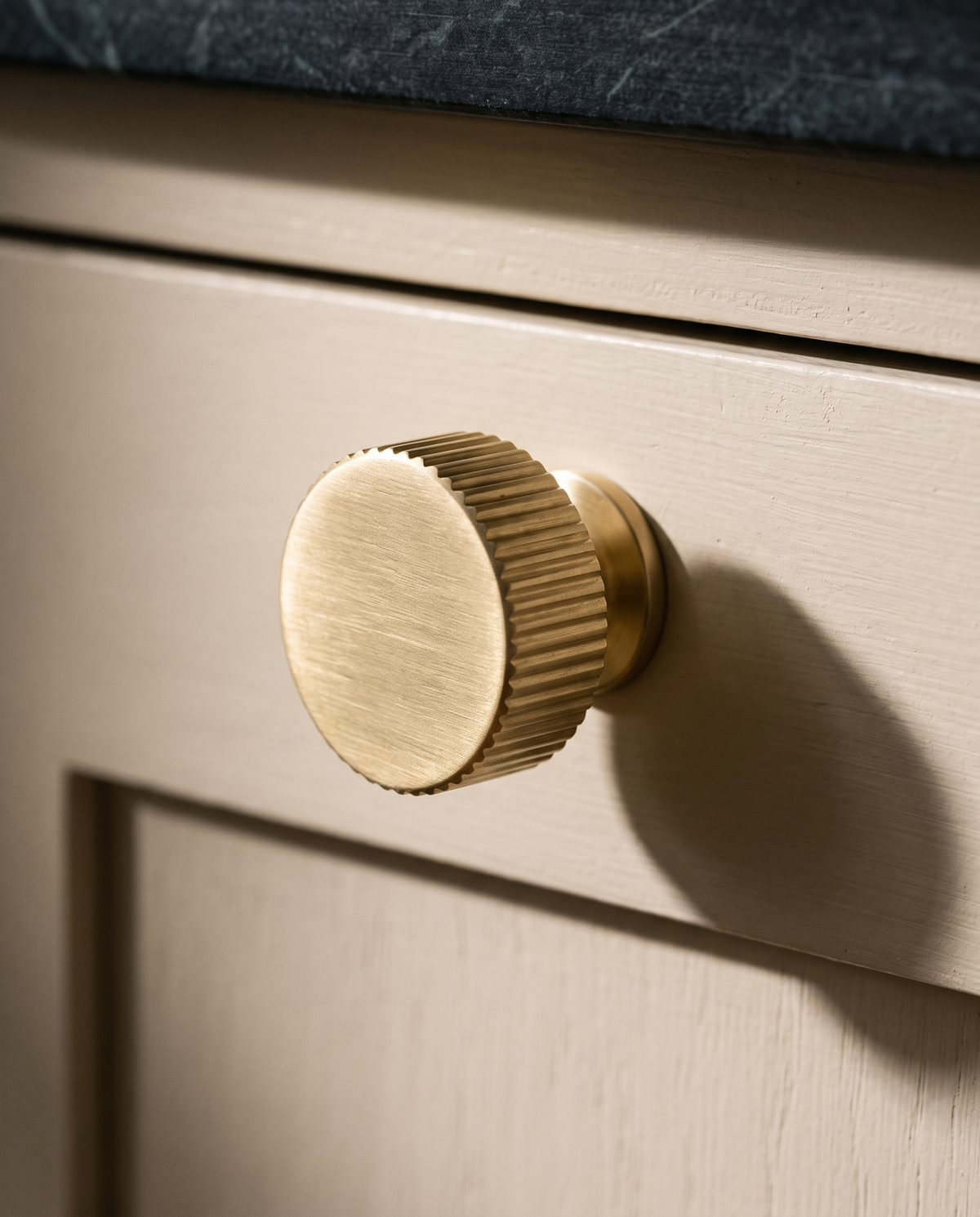 Rullo Ribbed Pedestal Knob